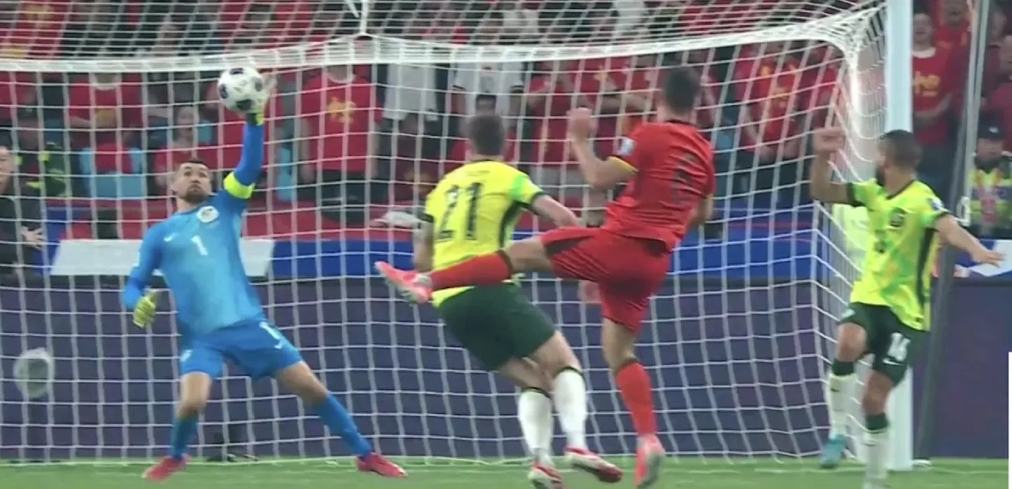 关于只凭一脚射门，运动员为球队打入致胜一球的信息